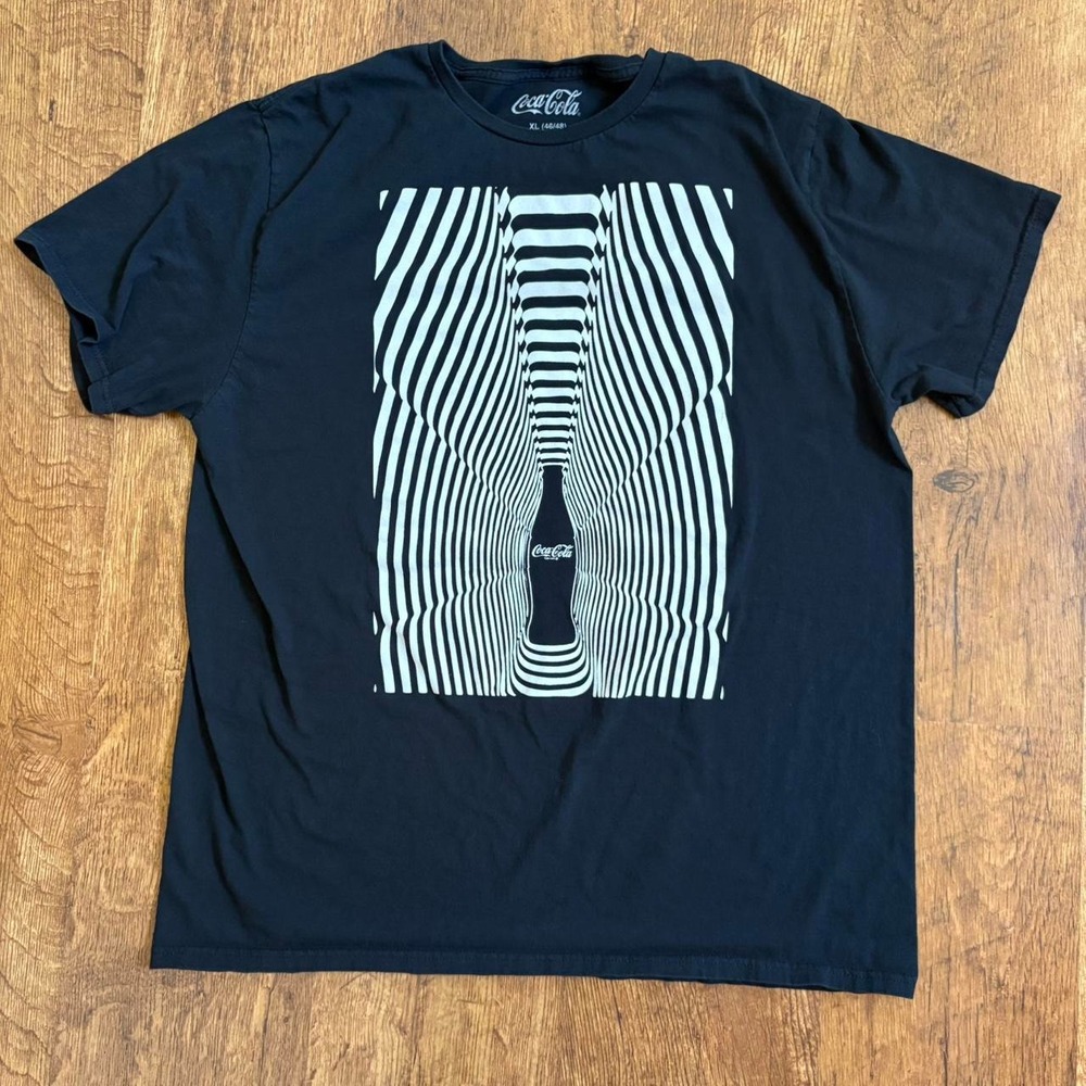 Coca-Cola Psychedelic Optical Illusion Graphic Tee Black White Men XL Streetwear